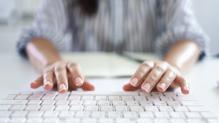 Nietypowe odstępy i spacje: kreatywne użycie w opisach i nagłówkach