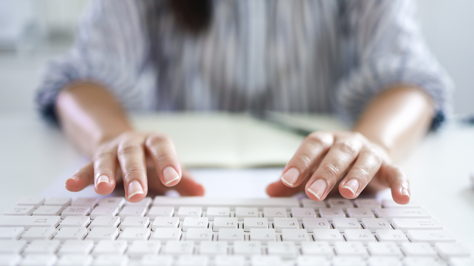 Nietypowe odstępy i spacje: kreatywne użycie w opisach i nagłówkach