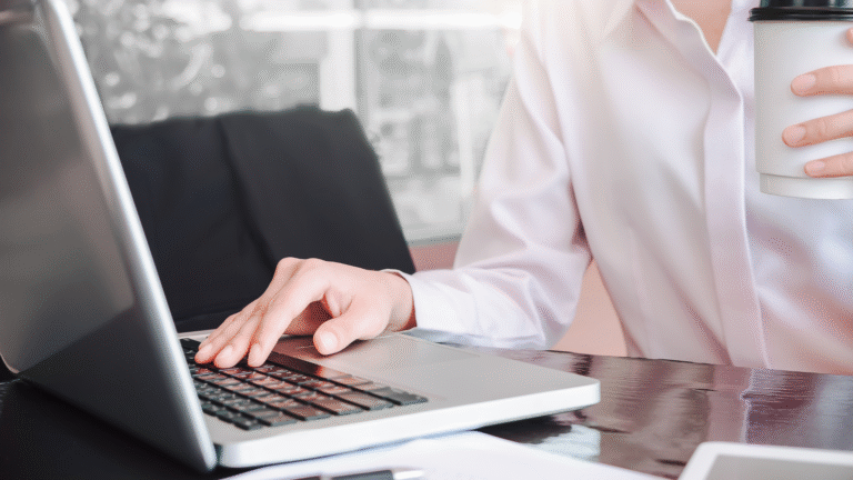 Jak uniknąć blokady konta za dziwne czcionki: realne zasady platform