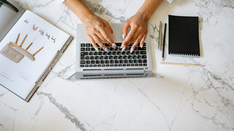 Czcionki do tatuaży: style, czytelność po latach, polskie znaki i jak dobrać napis bez wpadek