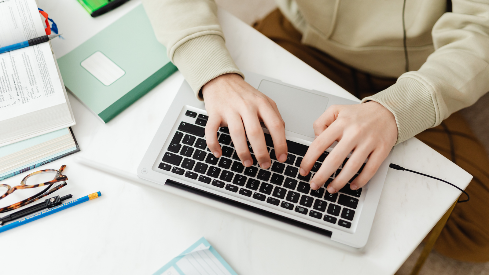 Jakie czcionki do prezentacji: czytelne slajdy, rozmiary, kontrast i bezpieczne zestawy do PowerPoint, Google Slides i Canva